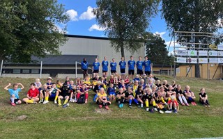 Fotbollsgl�dje i str�lande sol