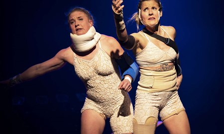 Kvinnlig cirkusduo p� V�xj� Teater