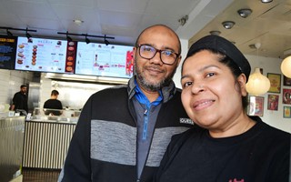 Hasib och Tahmina �lskar att prata med sina g�ster
