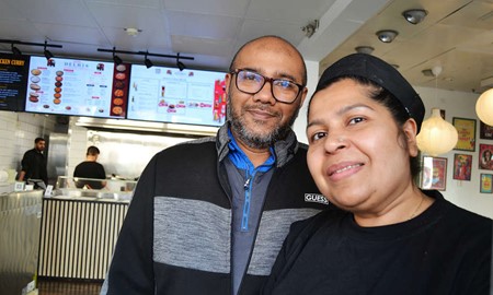 Hasib och Tahmina �lskar att prata med sina g�ster