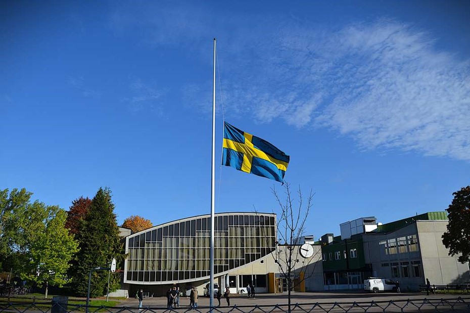 Sorg och f�rst�mning p� Katedralskolan efter bussolyckan 