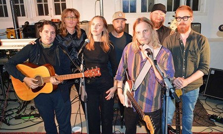 Palmevapnet m�lar med toner i konsthallen